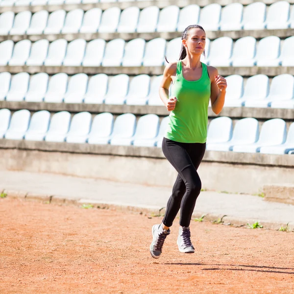 Mujer corriendo al aire libre —  Fotos de Stock