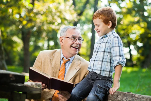 Abuelo y nieto — Foto de Stock