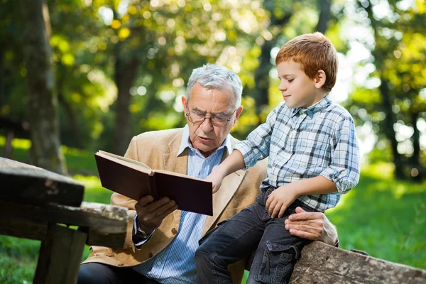 Großvater und Enkel — Stockfoto