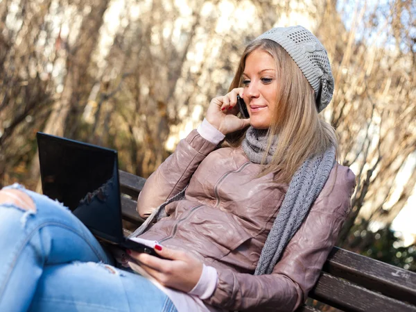 Vrouw in park — Stockfoto