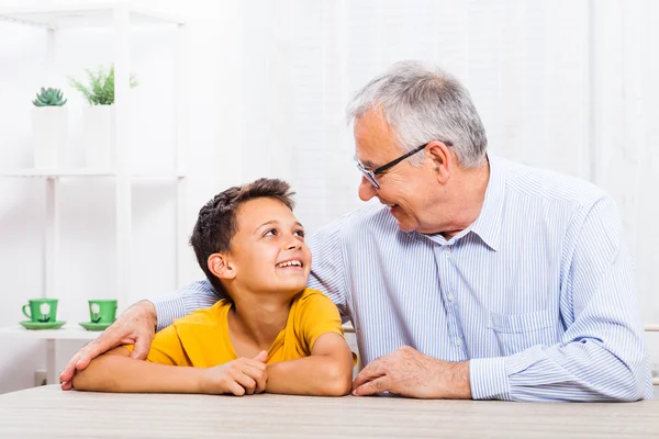 Familie zu Hause — Stockfoto