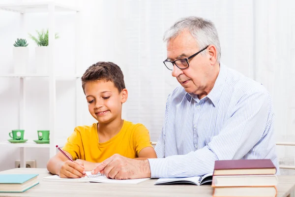 Famiglia a casa — Foto Stock