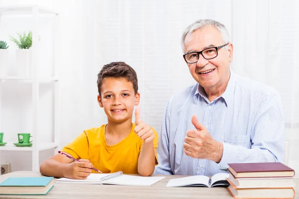 Famiglia a casa — Foto Stock