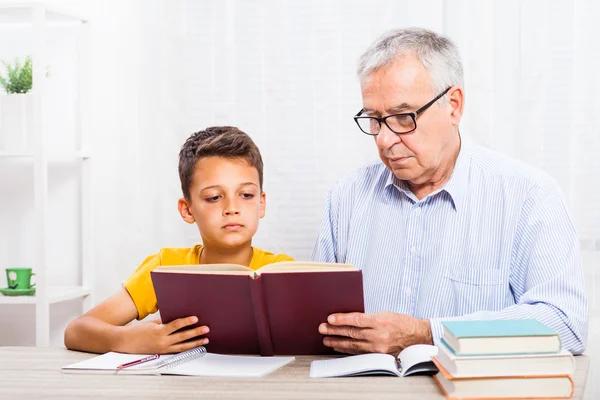 Famiglia a casa — Foto Stock