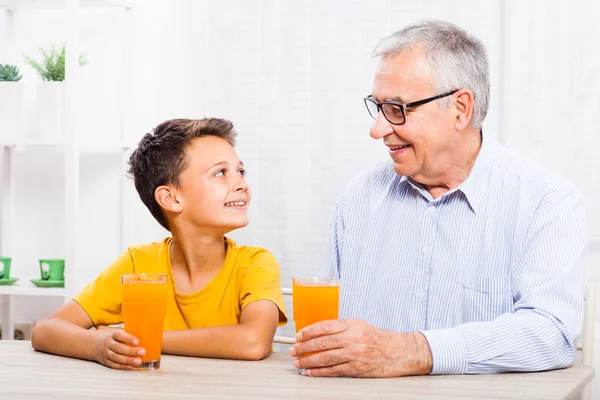 Familia en casa — Foto de Stock