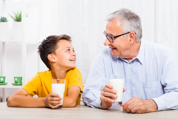 Familia en casa — Foto de Stock