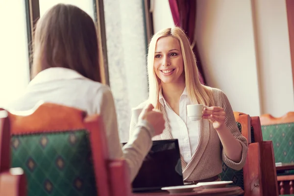 Femei în cafenea — Fotografie, imagine de stoc