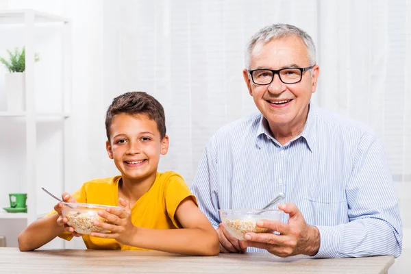 Familia en casa — Foto de Stock