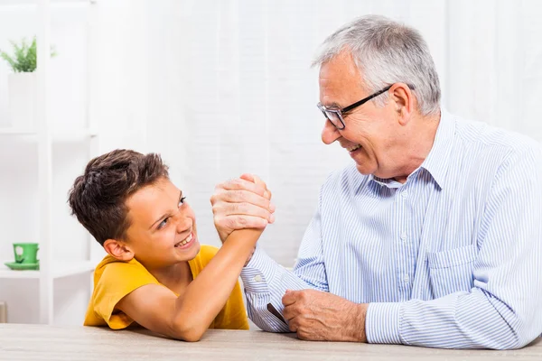 Familie zu Hause — Stockfoto