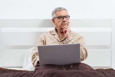 Komuta sizde yatakta