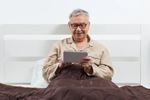 Senior homem na cama — Fotografia de Stock
