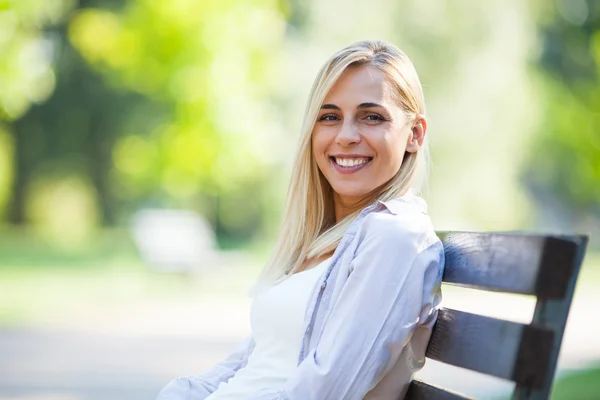 Mulher no parque — Fotografia de Stock