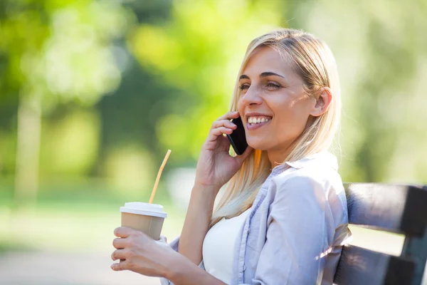 Frau im Park — Stockfoto