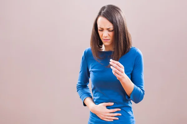 Mujer con dolor de estómago . —  Fotos de Stock