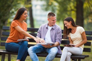 üç üniversite öğrencisi