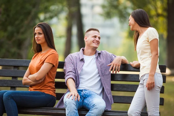 Couple dans le parc — Photo