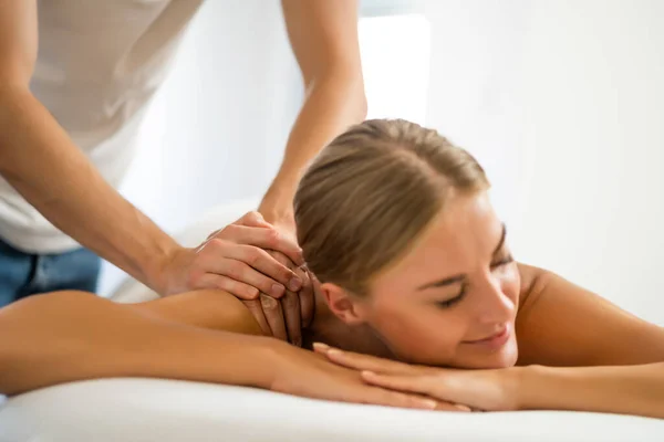 Professional Masseur Doing Therapeutic Massage Woman Enjoying Massage Her Home — Stock Photo, Image