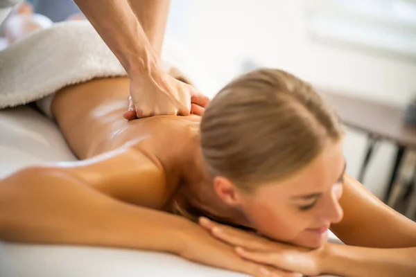 Professioneller Masseur Bei Der Therapeutischen Massage Frau Genießt Massage Ihrem — Stockfoto