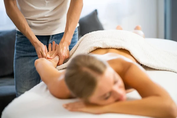 Professional Masseur Doing Therapeutic Massage Woman Enjoying Massage Her Home — Stock Photo, Image