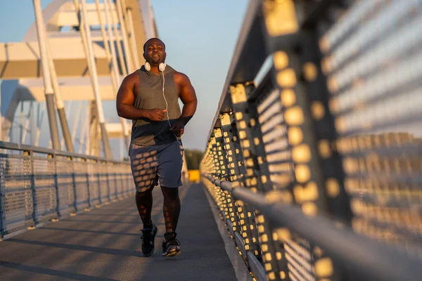 Giovane Afro Americano Sta Facendo Jogging Sul Ponte Della Città — Foto Stock