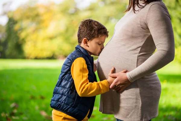 Junge Küsst Bauch Seiner Schwangeren Mutter Herbst Park Erholsame Familienzeit — Stockfoto
