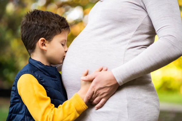 Junge Küsst Bauch Seiner Schwangeren Mutter Herbst Park Erholsame Familienzeit — Stockfoto