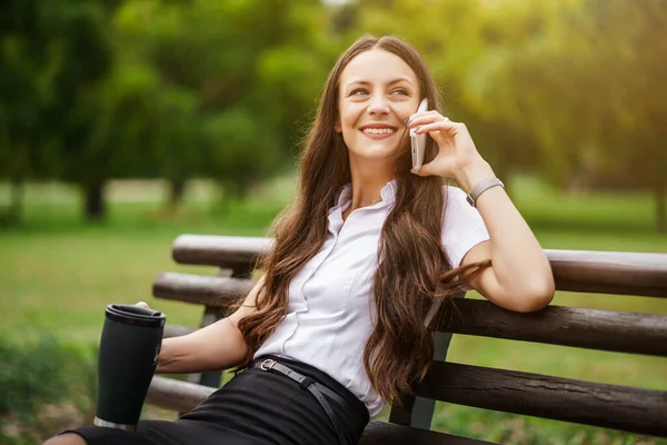 Mujer Negocios Está Relajando Descanso Está Tomando Café Parque — Foto de Stock