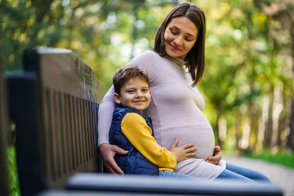 Glücklicher Junge Und Seine Schwangere Mutter Genießen Herbst Park — Stockfoto