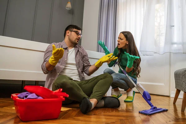 Hombre Perezoso Esposa Dice Que Siga Limpiando Apartamento — Foto de Stock