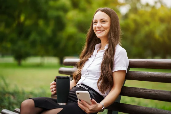 Geschäftsfrau Entspannt Sich Der Pause Sie Trinkt Kaffee Park — Stockfoto