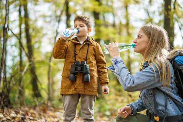 Madre Hijo Felices Están Excursión Bosque Están Bebiendo Agua —  Fotos de Stock