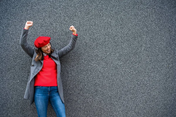 Mujer Adulta Ropa Casual Moderna Pie Frente Fondo Gris Está — Foto de Stock