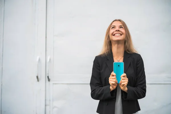 Retrato Livre Mulher Negócios Moderna Extática Que Está Segurando Smartphone — Fotografia de Stock