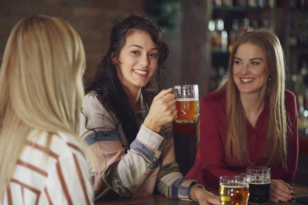 Tři Šťastné Přítelkyně Baví Hospodě Oni Pijí Pivo Koncept Přátelství — Stock fotografie
