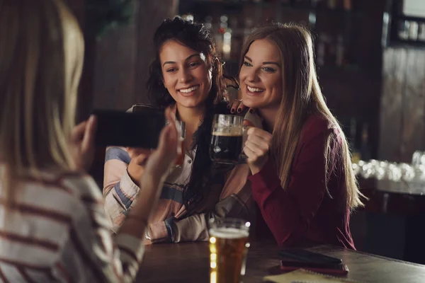 Tři Šťastné Přítelkyně Baví Hospodě Mluví Pijí Pivo Koncept Přátelství — Stock fotografie