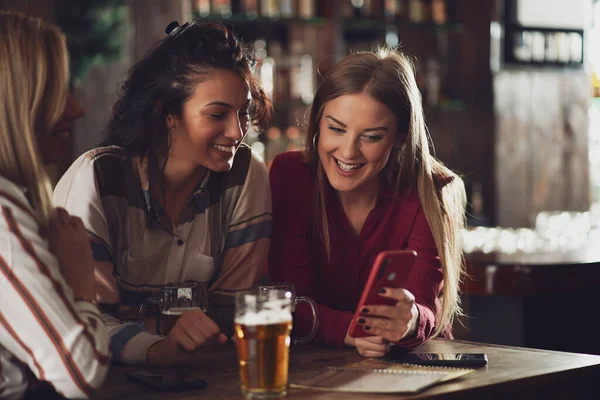 Three Happy Girlfriends Having Fun Time Pub Talking Drinking Beer — Stock Photo, Image