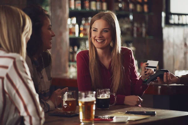 Tři Šťastné Přítelkyně Baví Hospodě Mluví Pijí Pivo Koncept Přátelství — Stock fotografie