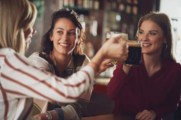 Tři Šťastné Přítelkyně Baví Hospodě Mluví Pijí Pivo Koncept Přátelství — Stock fotografie