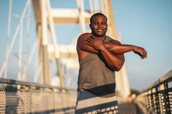 体の重さを減らすために運動しているスポーツウェアの若いアフリカ系アメリカ人男性の肖像画 — ストック写真