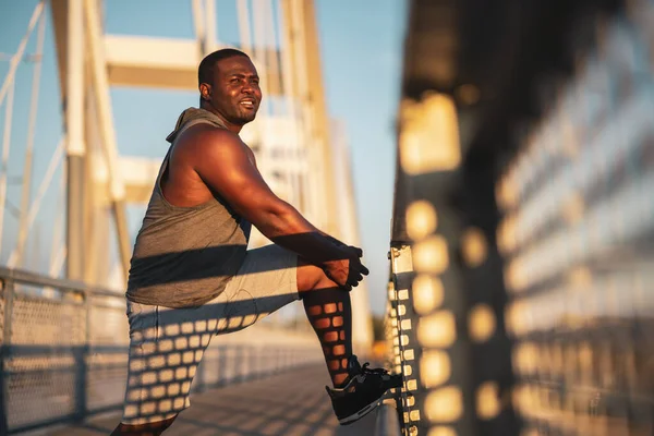 体の重さを減らすために運動しているスポーツウェアの若いアフリカ系アメリカ人男性の肖像画 — ストック写真