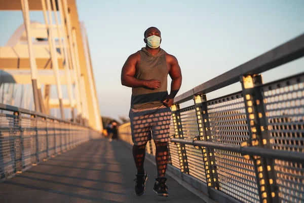 Giovane Uomo Afro Americano Sta Facendo Jogging Con Maschera Protettiva — Foto Stock