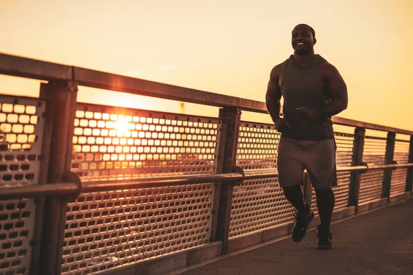 Giovane Felice Uomo Afro Americano Sta Facendo Jogging Sul Ponte — Foto Stock