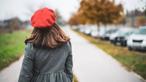 Mujer Caminando Por Calle Vistiendo Abrigo Sombrero Moda — Foto de Stock