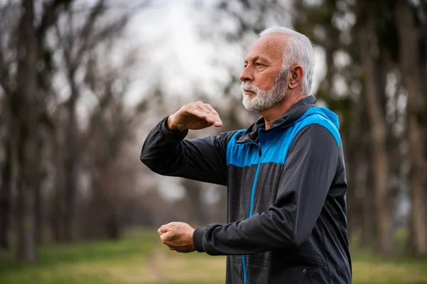 Uomo Anziano Sta Praticando Esercizio Tai Chi Nel Parco — Foto Stock