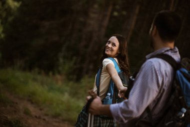 Mutlu çift tatilde ve ormanda yürüyüş yapıyor..