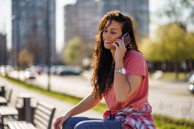 Mutlu genç bayan güneşli bir günün tadını çıkarıyor..