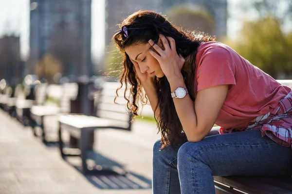 Triste Joven Está Sentada Banco Ciudad Está Deprimida —  Fotos de Stock