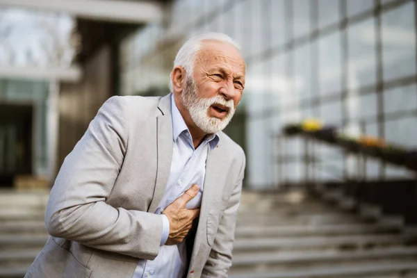 Senior Zakenman Heeft Een Beroerte Voorkant Van Het Bedrijf Gebouw — Stockfoto