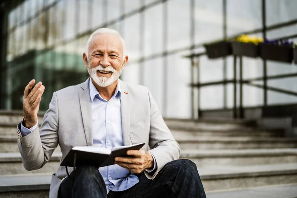Glücklicher Senior Geschäftsmann Schreibt Seinen Terminplan — Stockfoto