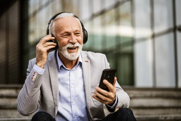 Empresário Sênior Feliz Está Relaxando Depois Trabalho Frente Edifício Empresa — Fotografia de Stock